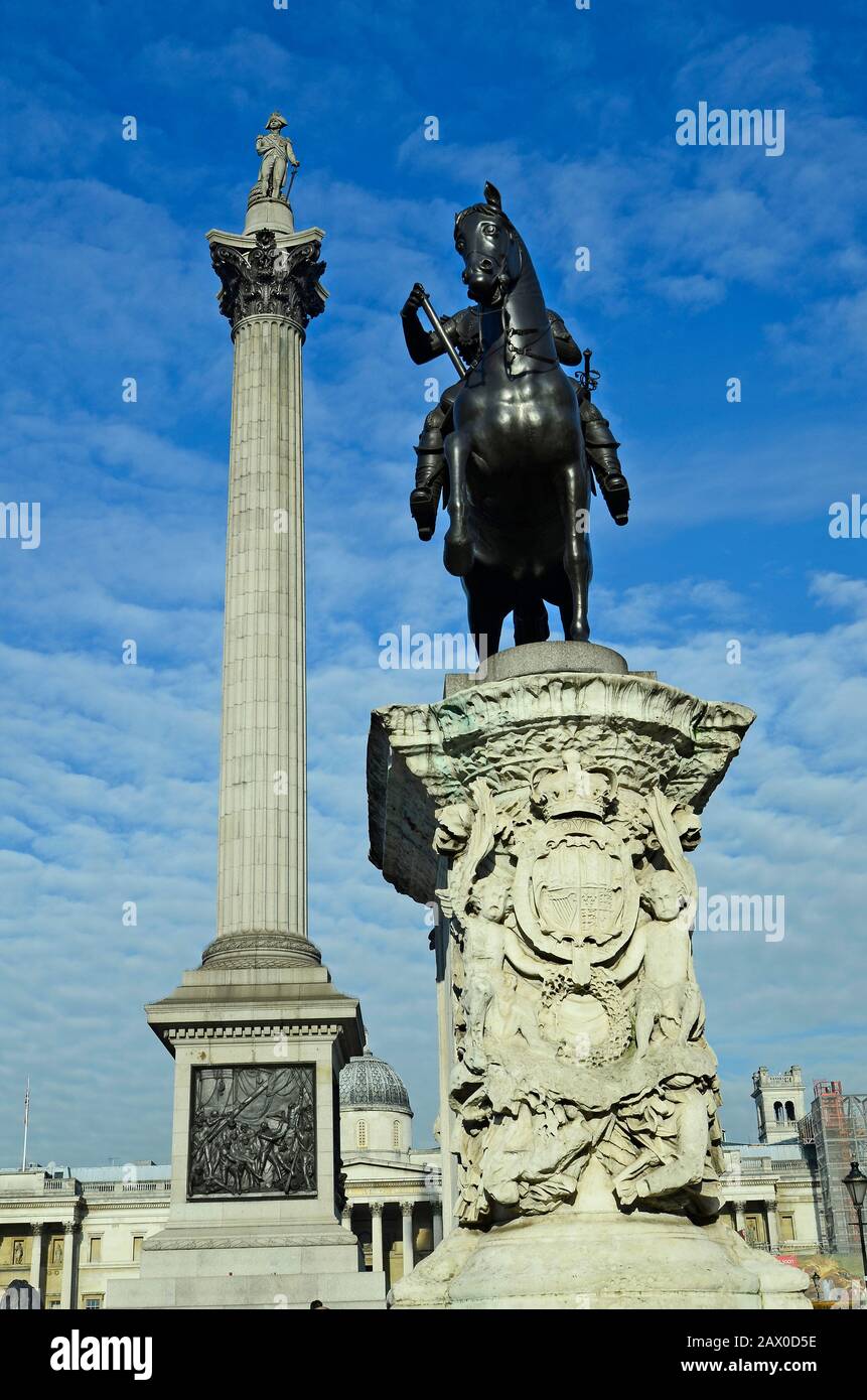 Gran Bretagna, Londra, Nelson colonna e monumento equestre a Trafalgar Square Foto Stock