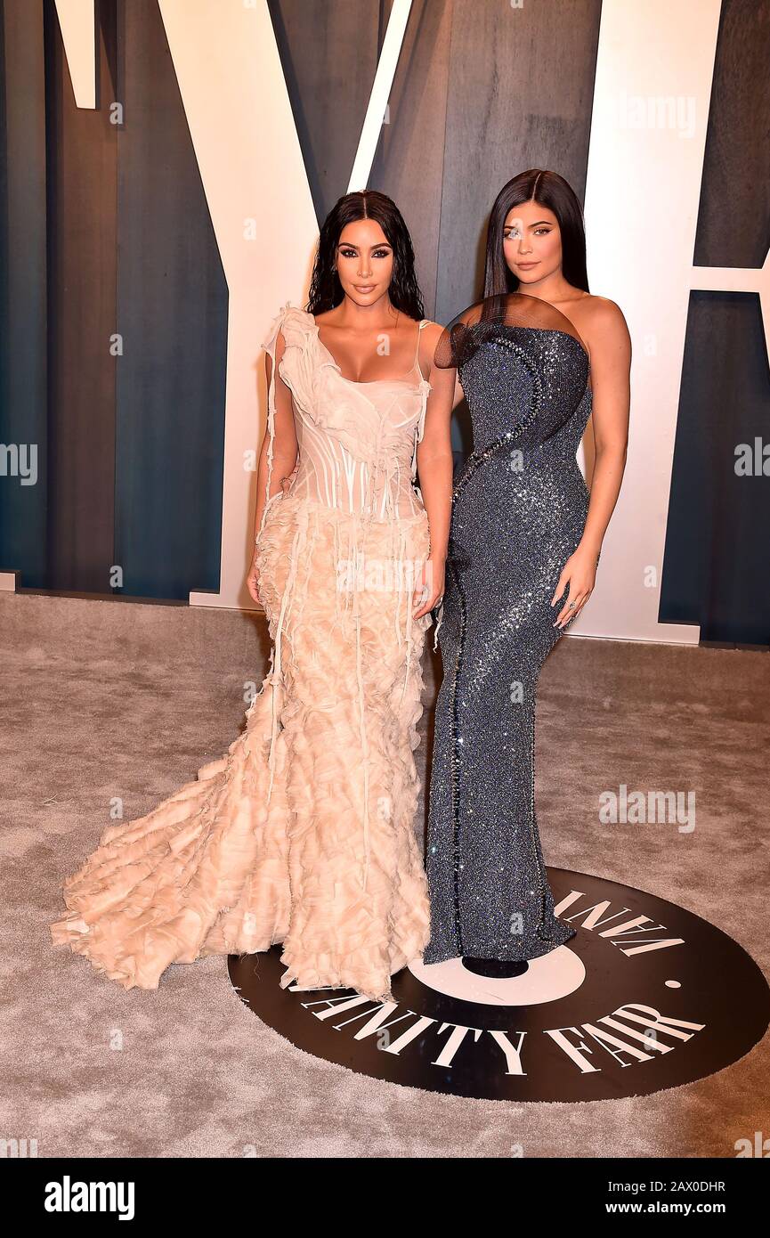 Beverly HILLS, CA - 09 FEBBRAIO: Kim Kardashian-West e Kylie Jenner partecipano al premio Oscar Party della Fiera Vanity 2020, ospitato da Radhika Jones al Wallis Annenberg Center for the Performing Arts il 24 febbraio 2019 a Beverly Hills, California. Foto Stock