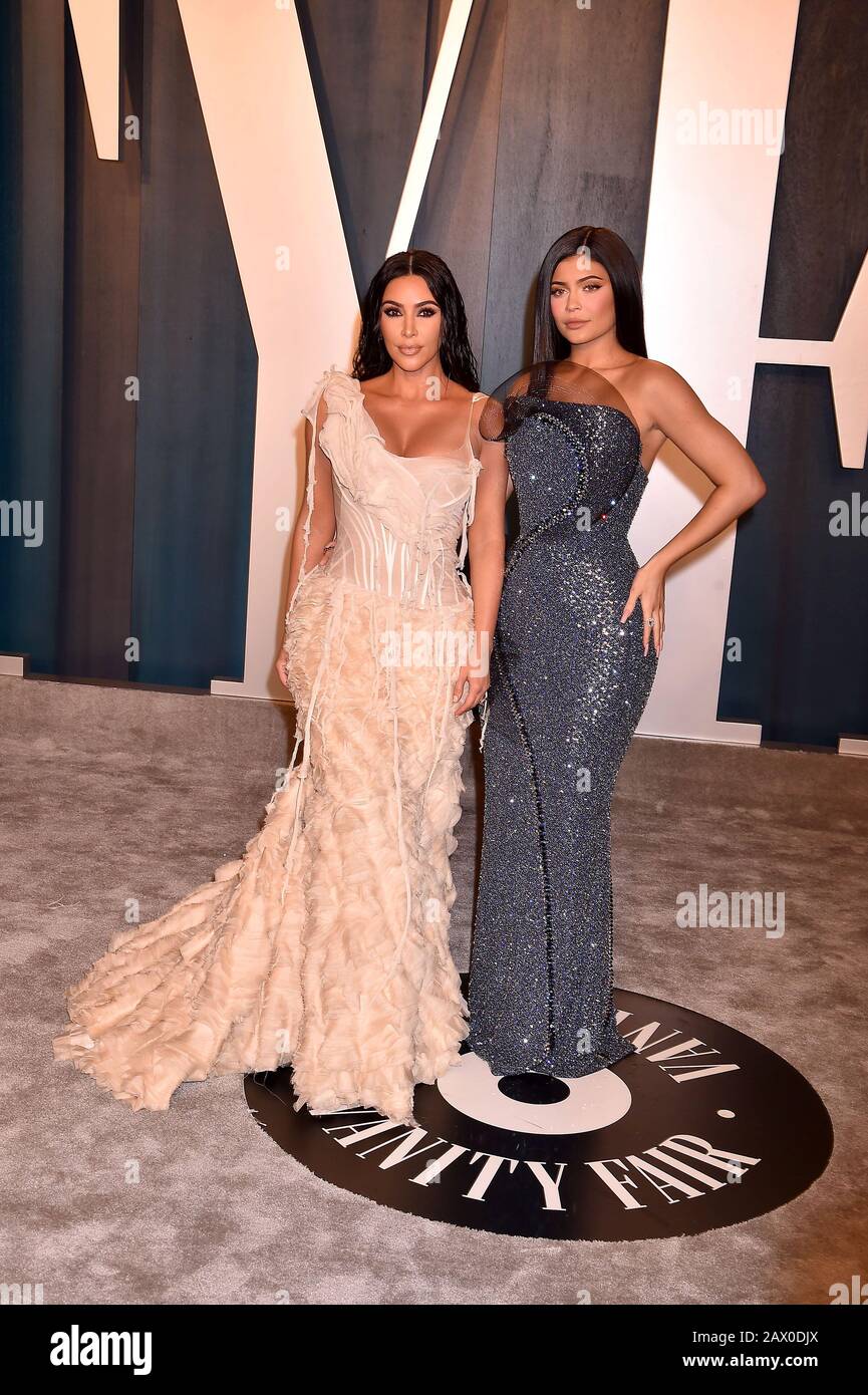 Beverly HILLS, CA - 09 FEBBRAIO: Kim Kardashian-West e Kylie Jenner partecipano al premio Oscar Party della Fiera Vanity 2020, ospitato da Radhika Jones al Wallis Annenberg Center for the Performing Arts il 24 febbraio 2019 a Beverly Hills, California. Foto Stock