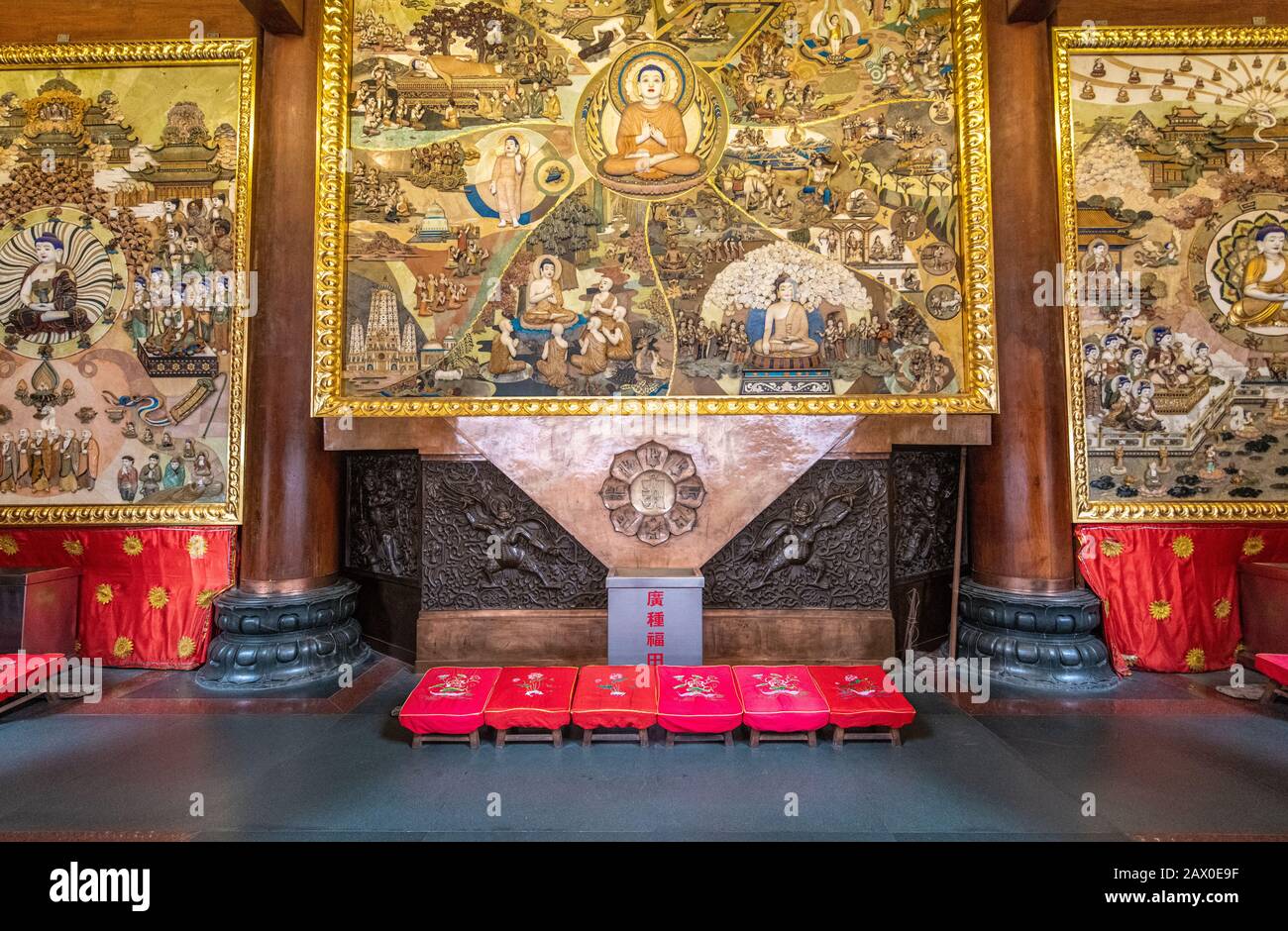 Dipinti buddisti meravigliosamente dettagliati nel Tempio di Jing'an, Shanghai, Catene Foto Stock
