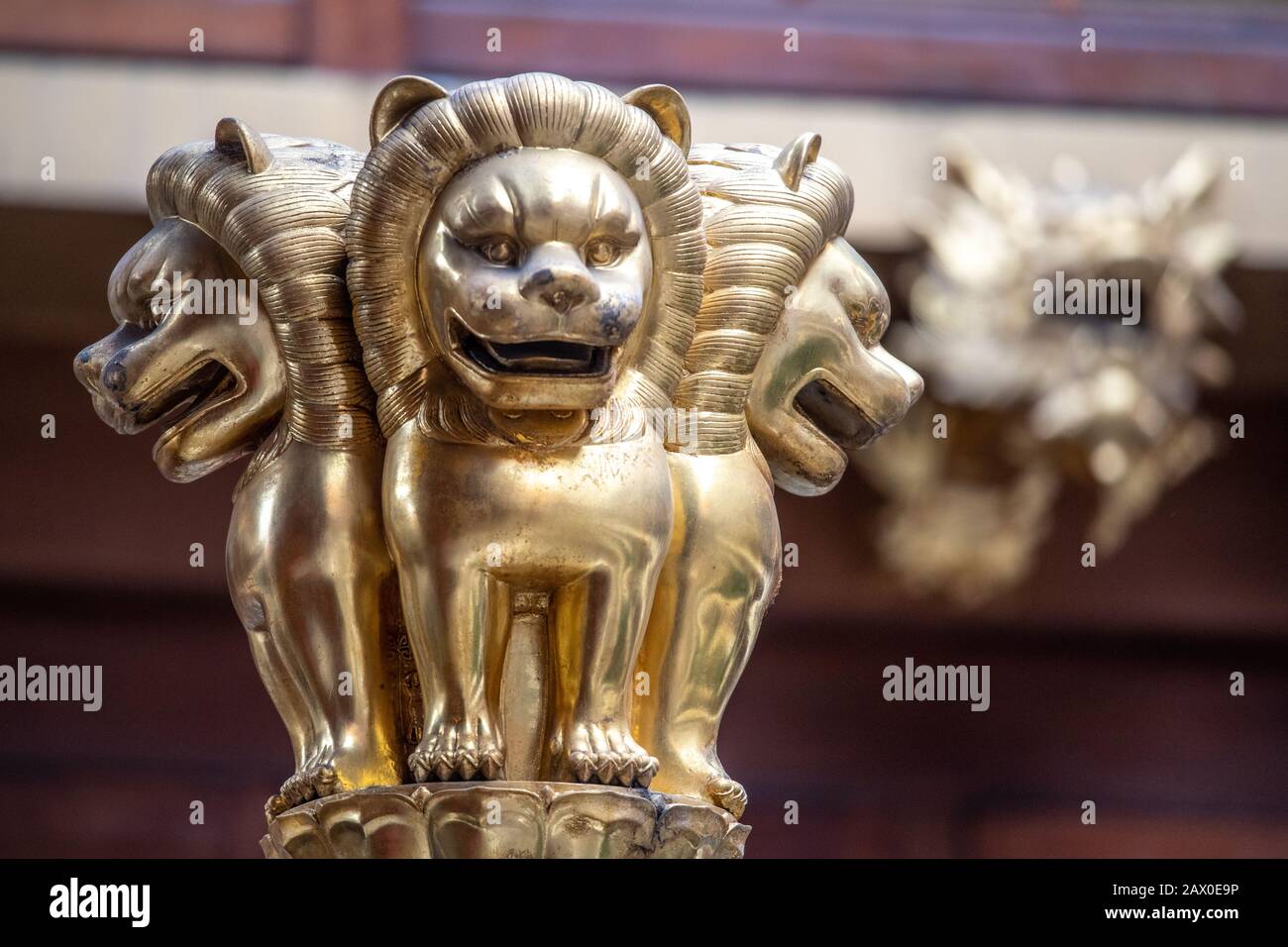 Un'intricata statua dorata al Tempio di Jing'an, Shanghai, Cina Foto Stock