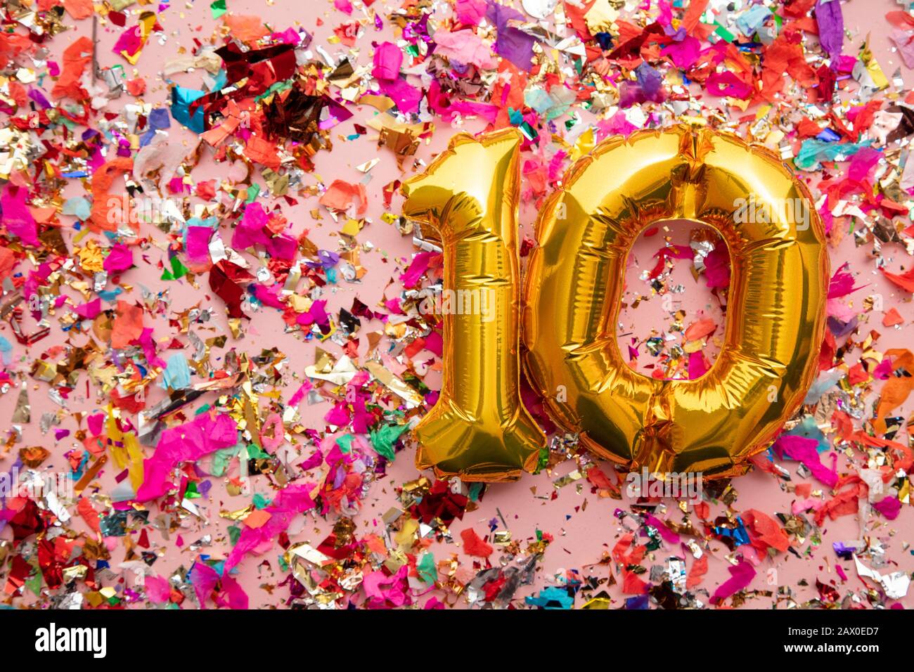 Numero 10 oro compleanno palloncino celebrazione su uno sfondo