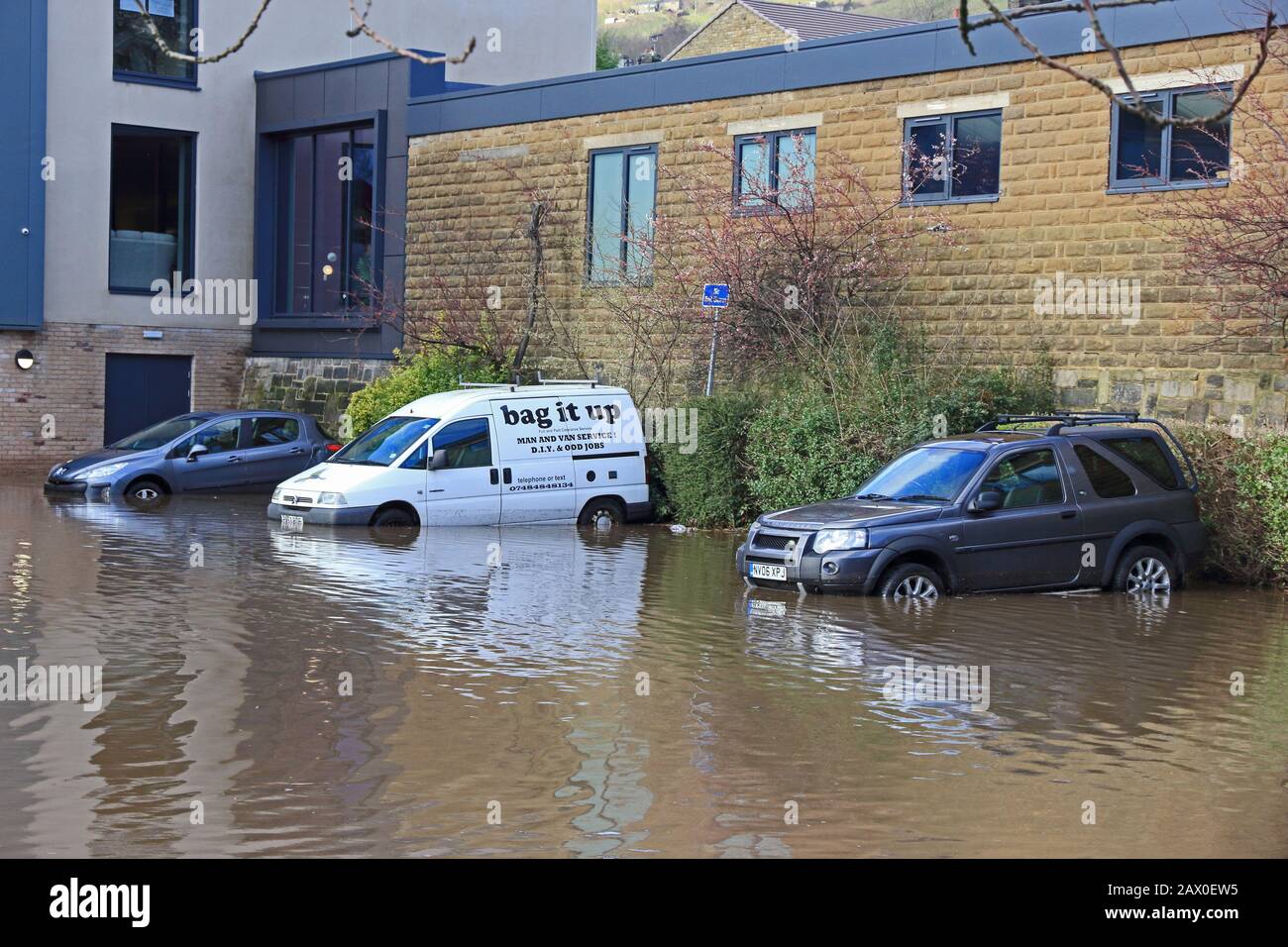 Auto parcheggiate nel parcheggio a liquido, Mytholmroyd, West Yorkshire 9th febbraio 2020 Foto Stock