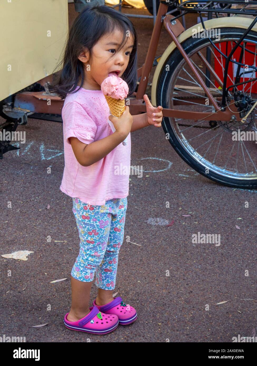 Ragazza asiatica che lecca un gelato al Little Italy Street Festival Extravaganza Perth Fringe World 2020 Bassendean WA Australia Foto Stock