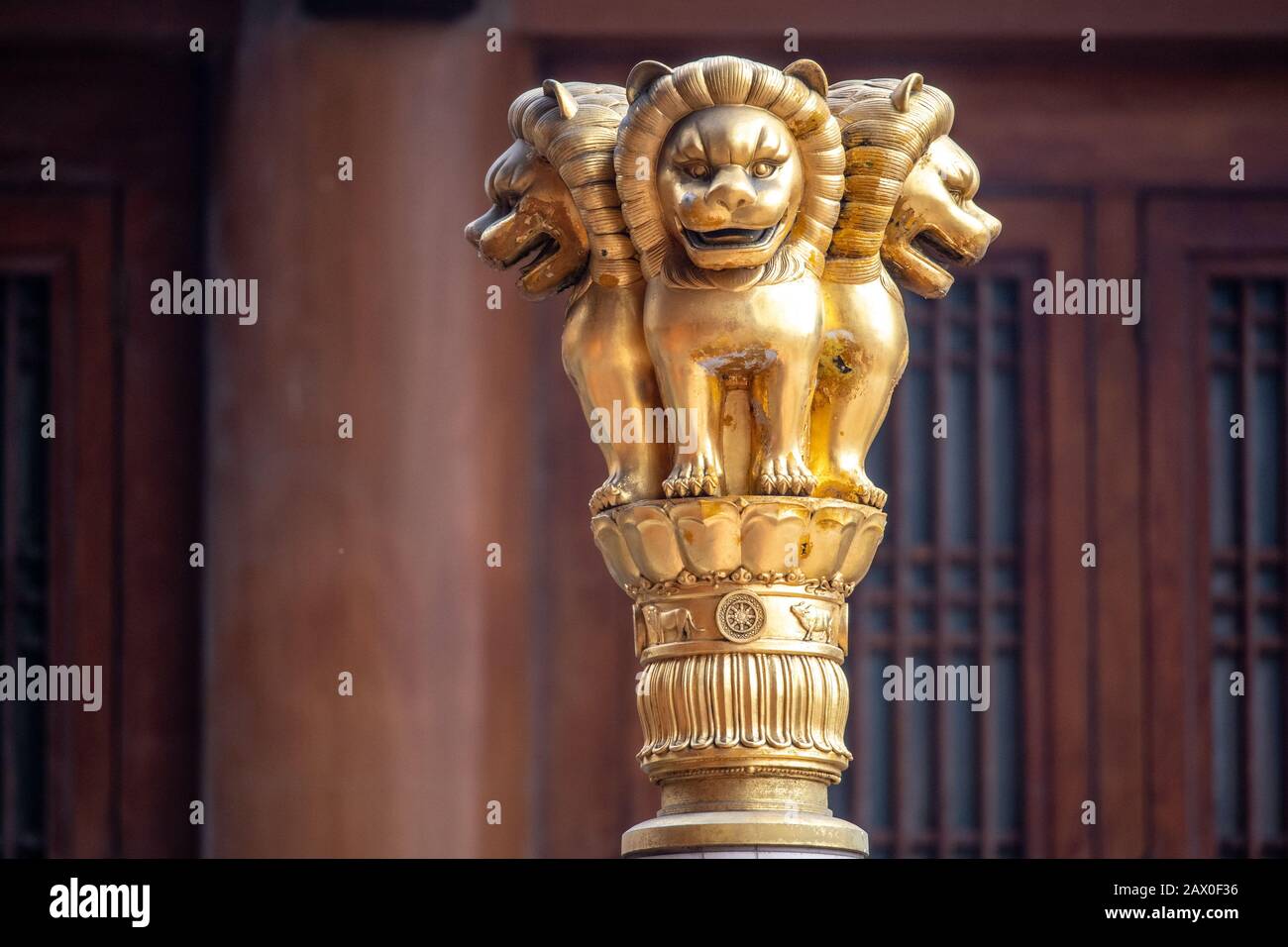 Un'intricata statua dorata al Tempio di Jing'an, Shanghai, Cina Foto Stock