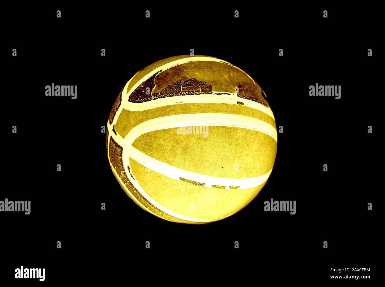 vecchio basket dorato su sfondo nero Foto Stock