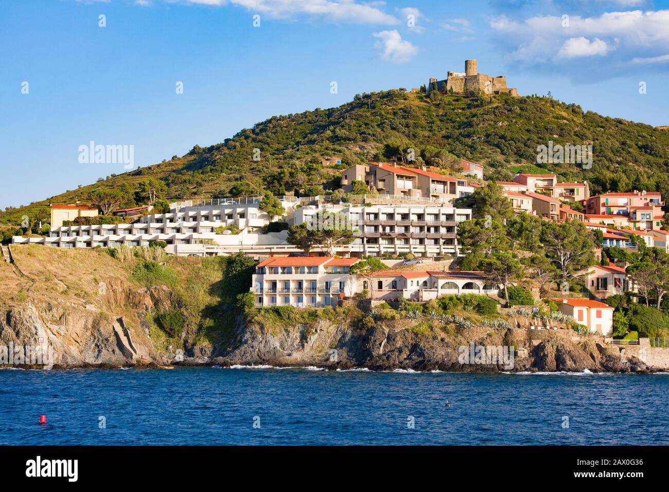 Hotel e ristoranti sulla spiaggia nel villaggio di Collioure. Roussillon, Costa Vermilion, Pirenei Orientali, Francia Foto Stock
