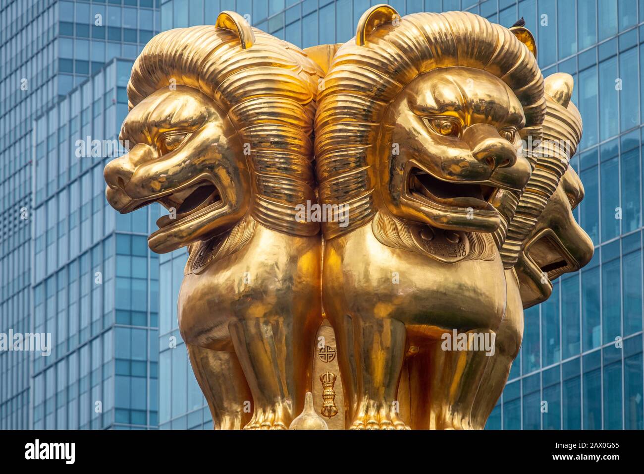 Un'intricata statua dorata al Tempio di Jing'an, Shanghai, Cina Foto Stock