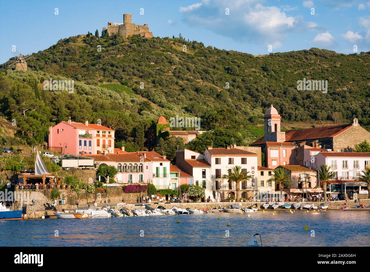 Collioure, FRANCIA - 5 LUGLIO 2016: Hotel in spiaggia e ristoranti nel villaggio di Collioure. Roussillon, Costa Vermilion, Pirenei Orientali, Francia Foto Stock