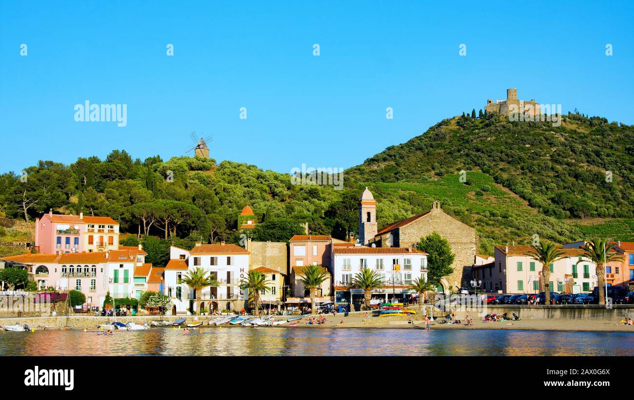 Collioure, FRANCIA - 5 LUGLIO 2016: Hotel in spiaggia e ristoranti nel villaggio di Collioure. Roussillon, Costa Vermilion, Pirenei Orientali, Francia Foto Stock