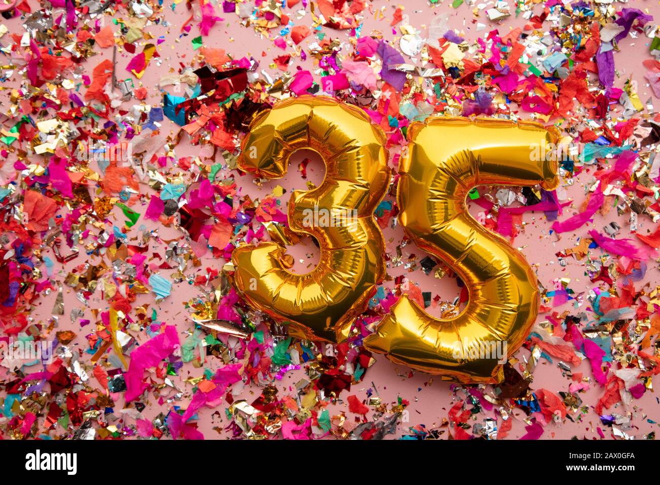 Numero 35 oro compleanno palloncino celebrazione su uno sfondo confetti glitter Foto Stock