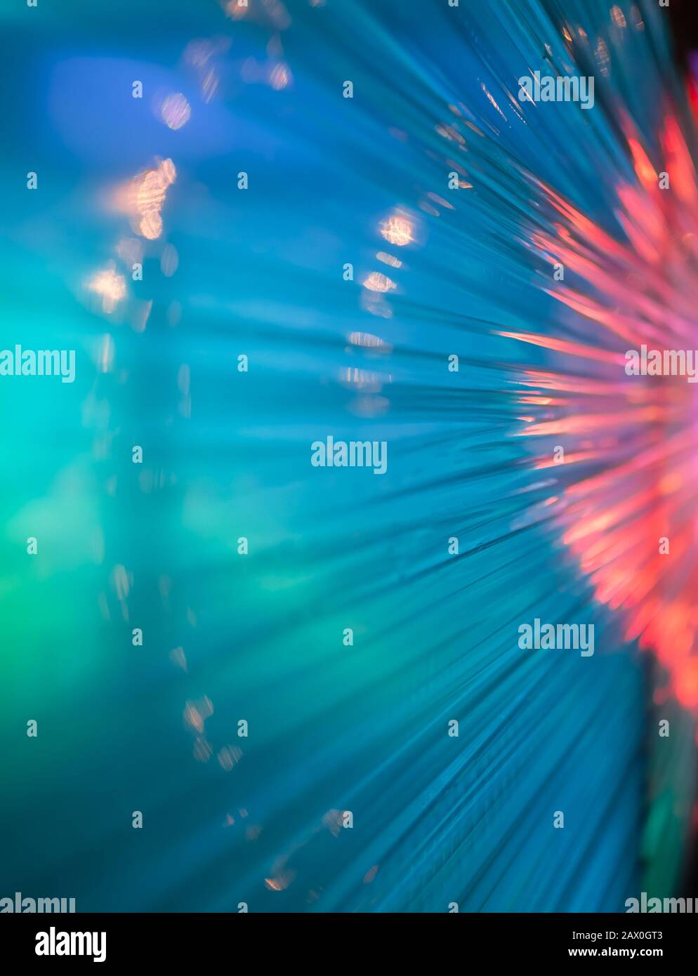 gocce d'acqua su lamina di plastica blu astratta Foto Stock