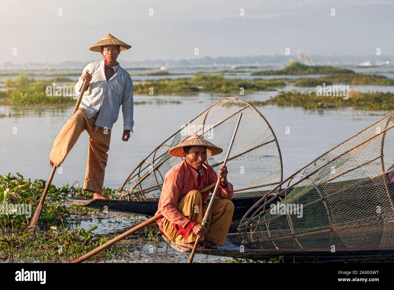 Pescatori Intha Sul Lago Inle, Stato Shan, Myanmar (Birmania). Foto Stock