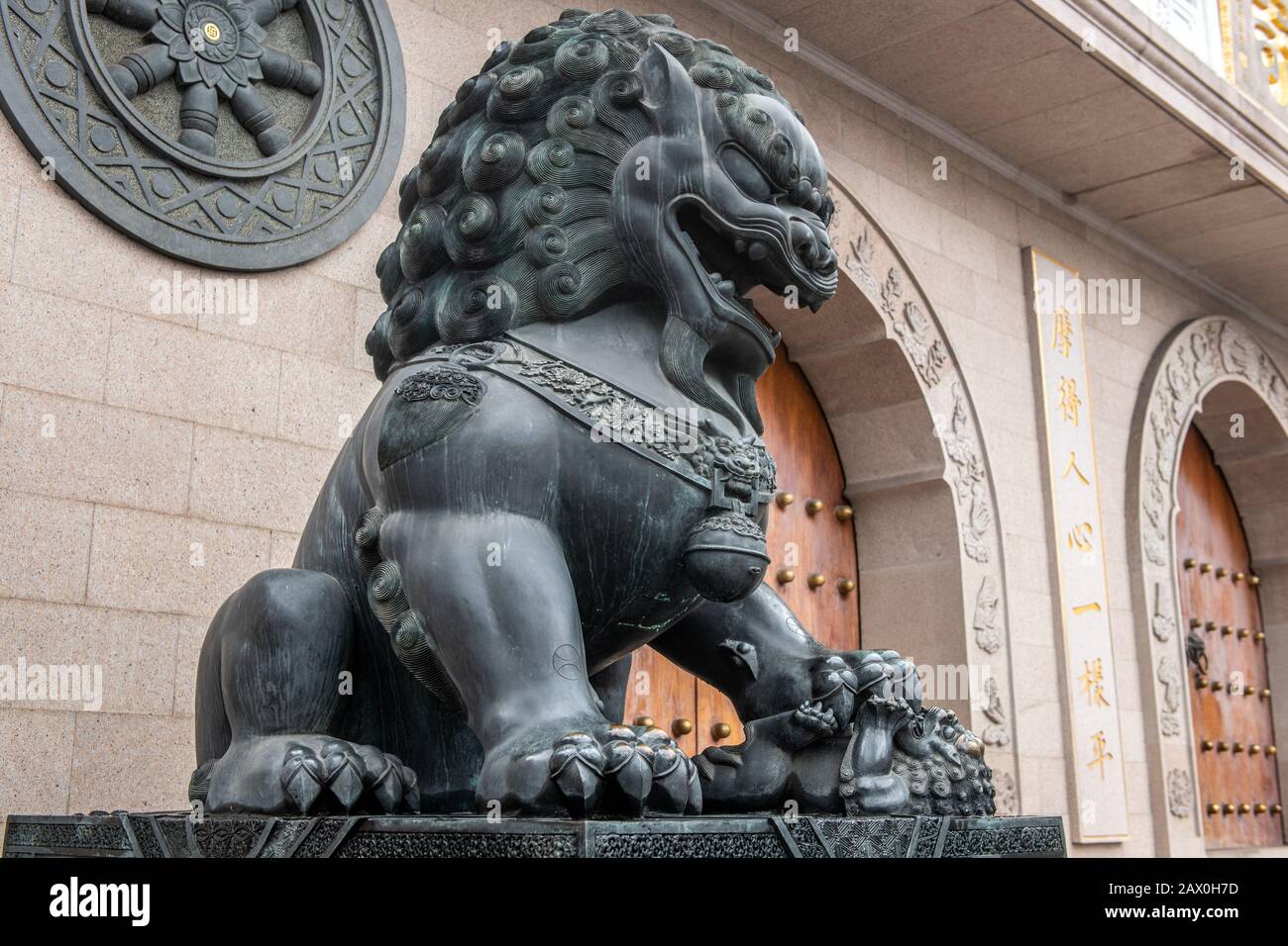 Statue dei leoni fuori del Tempio di Jing'an, Shanghai, Cina Foto Stock