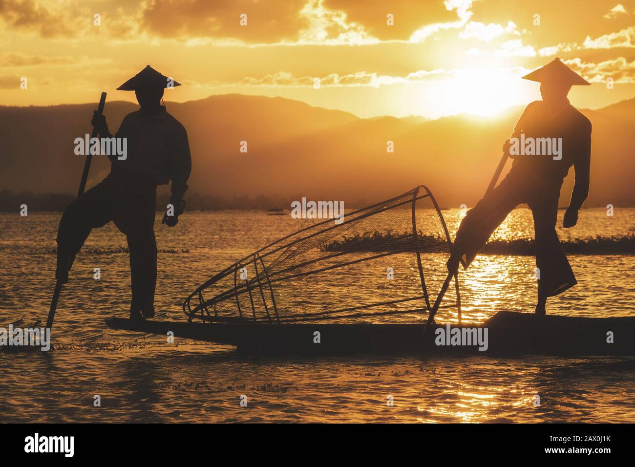 Inle Lake Intha pescatore al tramonto nello Stato di Shan, Myanmar (Birmania). Foto Stock