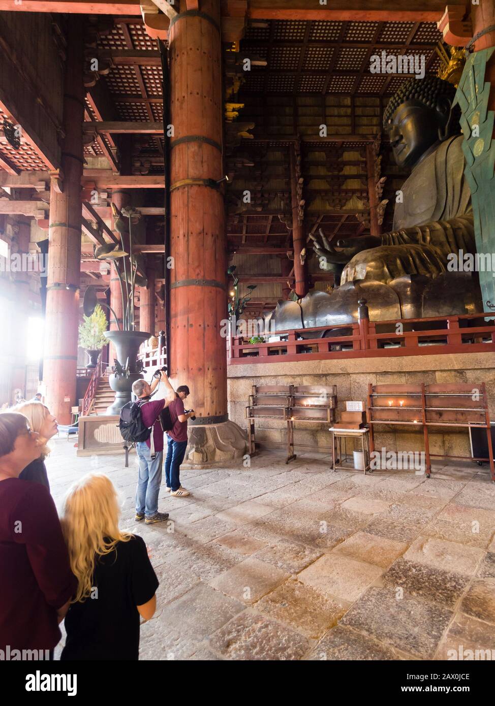 Nara, Giappone - 15 ottobre 2018: I turisti europei stanno scattando foto all'interno della Sala del Grande Buddha (Daibutsuden) di Tōdai-ji (Tempio Grande Orientale). Foto Stock
