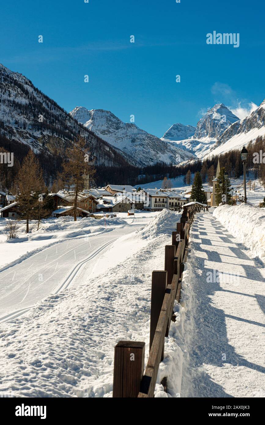 Italia Valle d'Aosta Val di Rhemes - Vista di Rhemes Notre Dame come si raggiunge da Chanavey. Sullo sfondo tra le altre montagne si può riconoscere la Granta Parey. Foto Stock