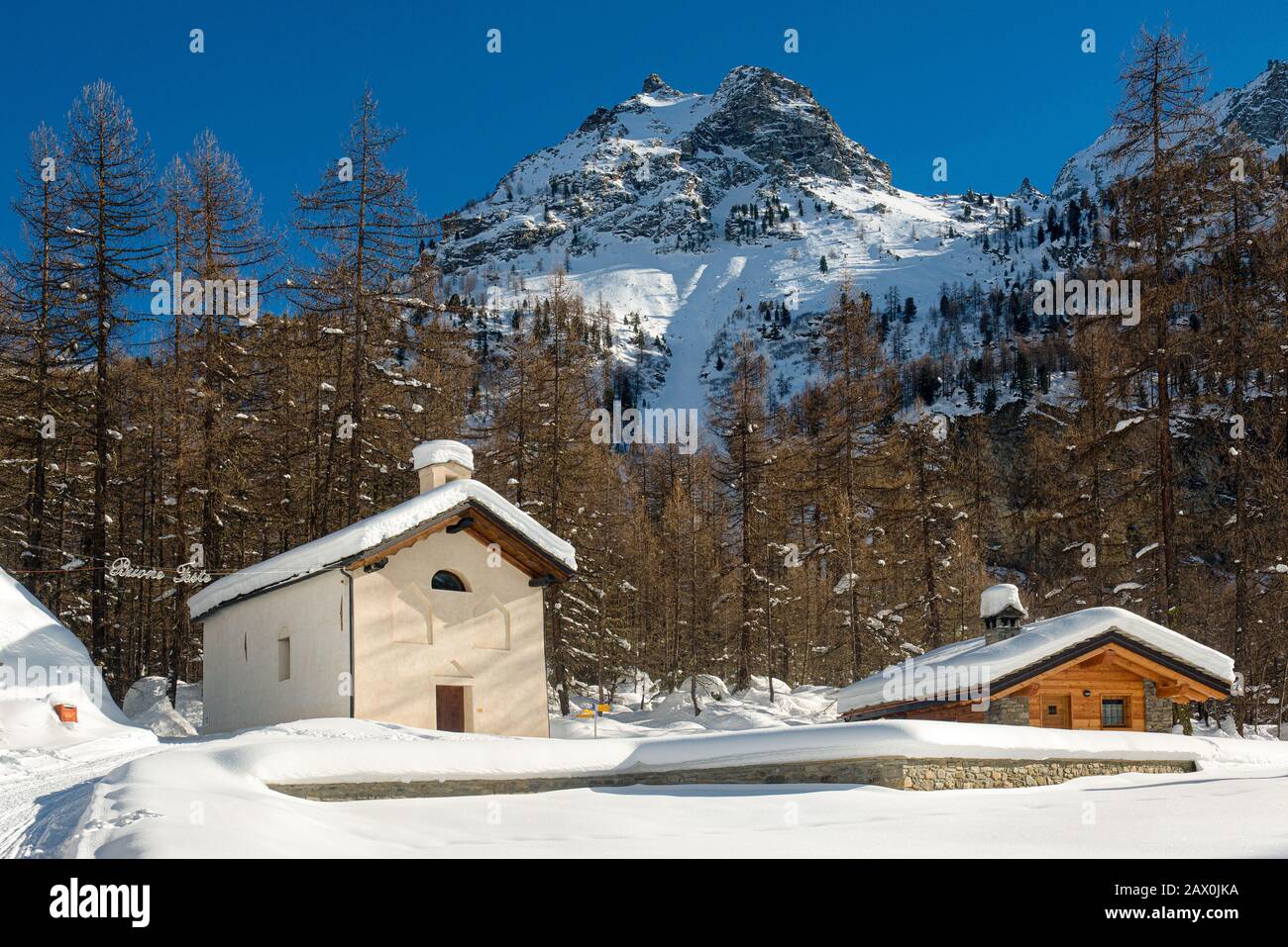 Italia valle d'Aosta Val di Rhemes - A Pellaud si trova un piccolo gruppo di case ai margini di una foresta: Questa è la piccola ma bella chiesa immersa nel paesaggio invernale della Val di Rhemes. Foto Stock