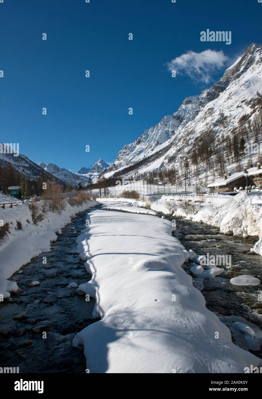 Italia Valle d'Aosta Val di Rhemes - una veduta d'insieme della Val di Rhemes da Chanavey. Sullo sfondo Granta Parey, a destra il massiccio della Grande Rousse: Al centro della valle scorre la Dora di Rhemes. Foto Stock