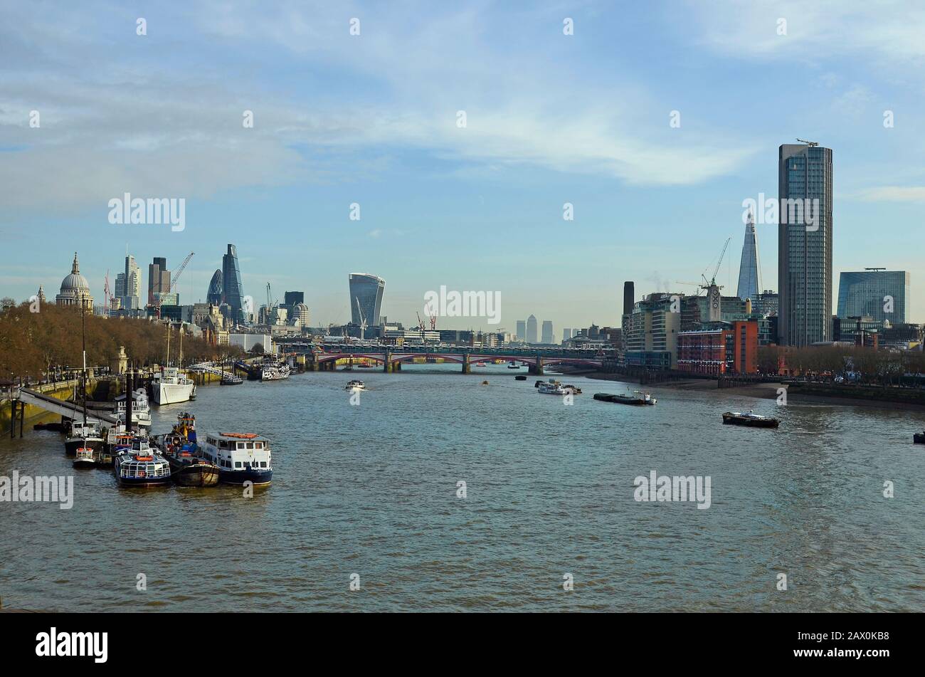 Londra, Regno Unito - 16th gennaio 2016: Ponte Blackfriars sul fiume Tamigi e diversi edifici, B42 torre aka Kirch Compra torre, formaggio griglia Foto Stock