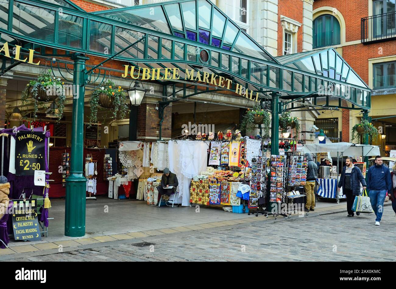 Londra, Regno Unito - 16th gennaio 2016: Persone non identificate e sala pubblica del mercato Jubilee su Covent Garden piazza Foto Stock