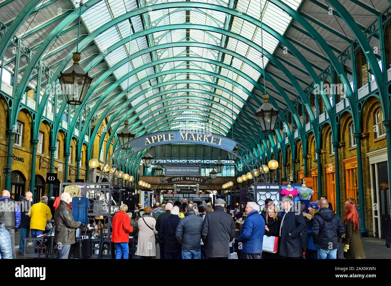 Londra, Regno Unito - 16th gennaio 2016: Persone non identificate nella sala pubblica del mercato di Covent Garden Foto Stock