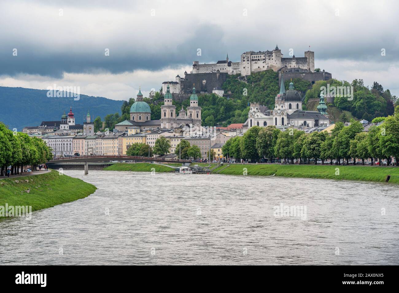 Classica vista panoramica della città storica di Salisburgo con la famosa Fortezza Hohensalzburg e l'idilliaco fiume Salzach in estate, Salisburghese, Austria Foto Stock