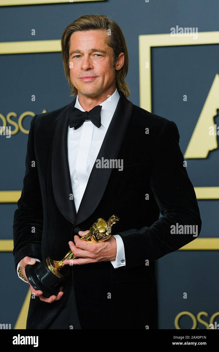 Hollywood, California, Stati Uniti. 9th Feb, 2020. Hollywood, California, Stati Uniti. 9th Feb 2020. Dolby Theatre presso l'Hollywood & Highland Center, Hollywood, Regno Unito. 9th Feb, 2020. Brad Pitt si pone con l'Oscar per attore In Un Ruolo Di Supporto nel film Una Volta a Time.In Hollywood durante i 92nd Academy Awards, 2020 . Foto Di Credito: Julie Edwards/Alamy Live News Foto Stock