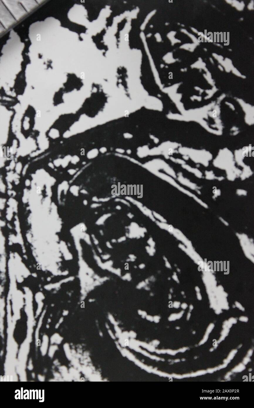 Fine anni '70 nero e bianco annata fotografia estrema di una donna addolorata Vergine Maria Foto Stock