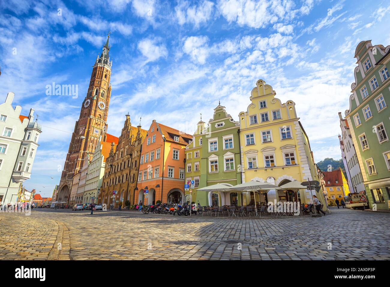 Vista panoramica panoramica della storica città di Landshut con case tradizionali colorate e la famosa chiesa di San Martino in una bella giornata di sole, Germania Foto Stock