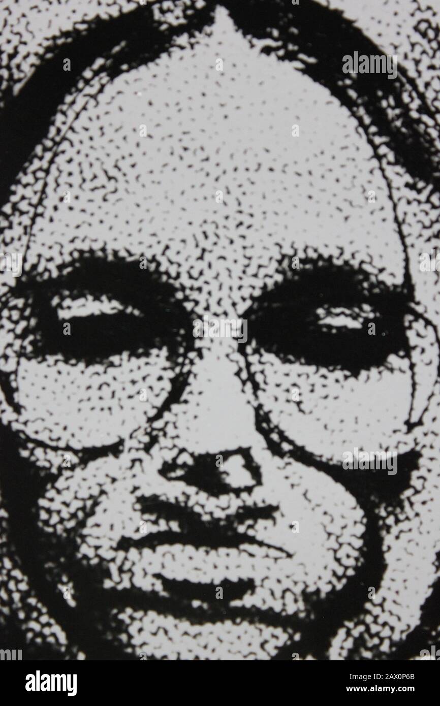 Fine anni '70 in bianco e nero fotografia estrema di un ritratto creativo di una donna pieno volto Foto Stock