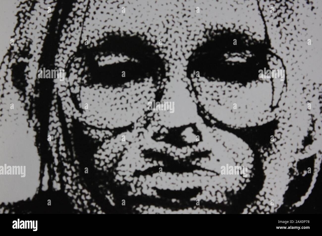 Fine anni '70 in bianco e nero fotografia estrema di un ritratto creativo di una donna pieno volto Foto Stock