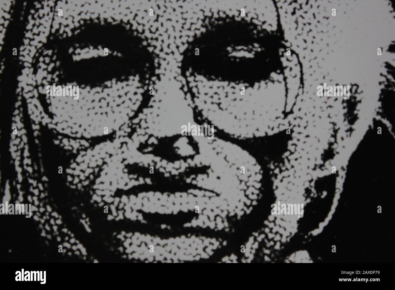 Fine anni '70 in bianco e nero fotografia estrema di un ritratto creativo di una donna pieno volto Foto Stock