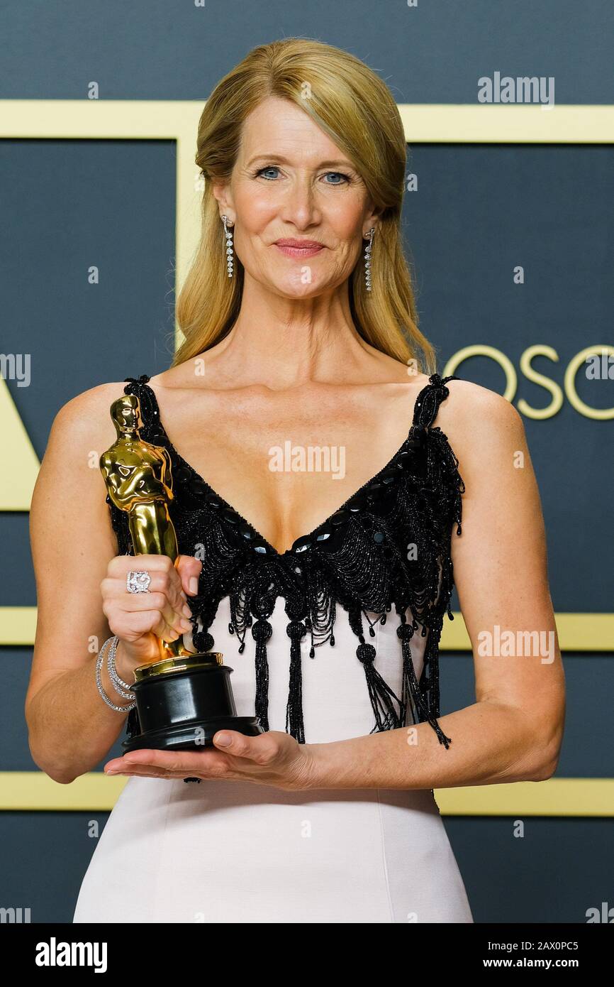 Hollywood, California, Stati Uniti. 9th Feb, 2020. Dolby Theatre presso l'Hollywood & Highland Center, Hollywood, Regno Unito. 9th Feb, 2020. Laura Dern pone con l'Oscar per attrice Un Ruolo Di Supporto nel film Marriage Story durante i 92nd Academy Awards, 2020 . Foto Di Credito: Julie Edwards/Alamy Live News Foto Stock