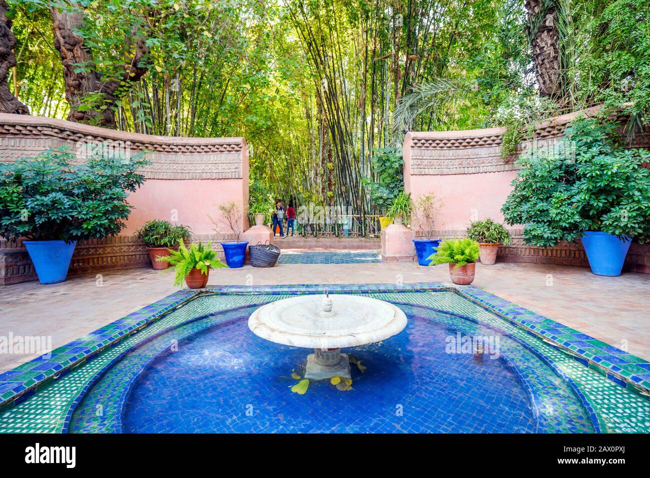 Marrakech, Marocco - 15 gennaio 2020: Bella fontana nel Giardino Majorelle fondata da Yves Saint Laurent Foto Stock