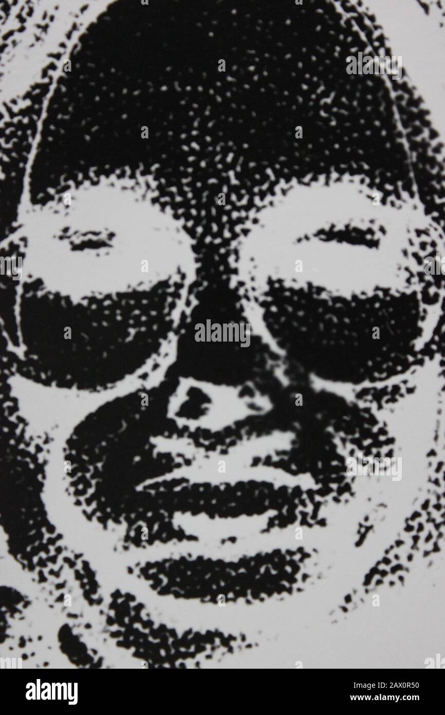 Fine anni '70 in bianco e nero fotografia estrema di un ritratto creativo di una donna pieno volto Foto Stock