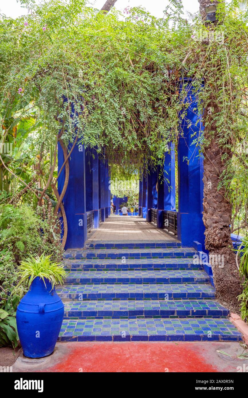 Marrakech, Marocco - 15 gennaio 2020: Architettura Colorata nello splendido giardino Majorelle, creato da Yves Saint Laurent Foto Stock