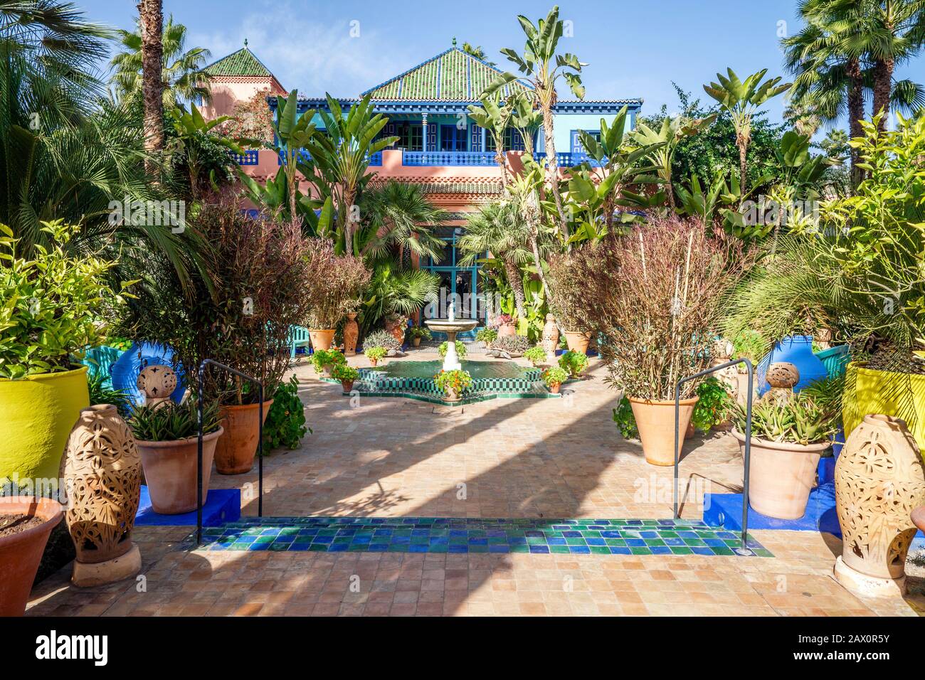 Marrakech, Marocco - 15 gennaio 2020: Casa blu nello splendido giardino Majorelle, fondata da Yves Saint Laurent Foto Stock