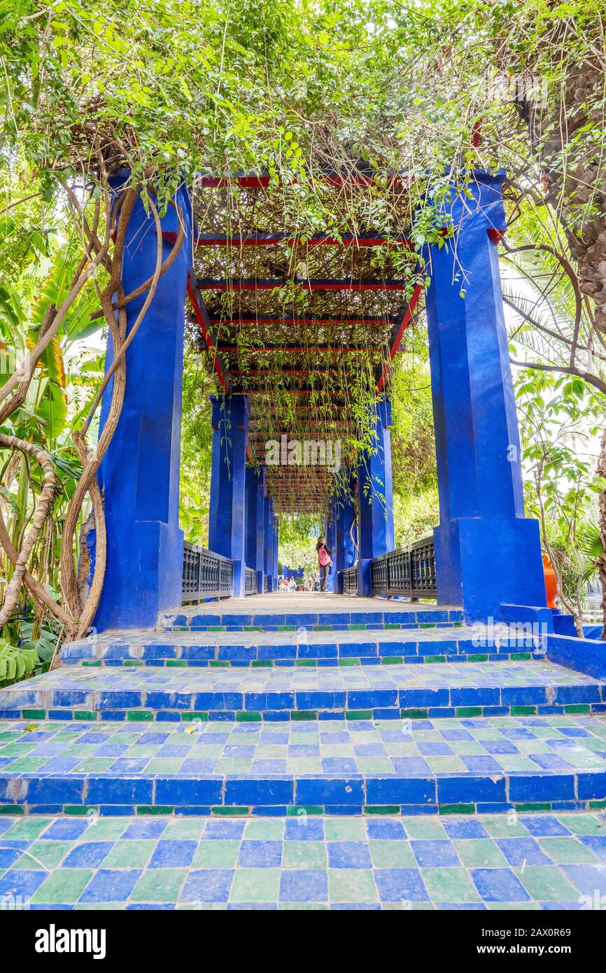 Marrakech, Marocco - 15 gennaio 2020: Architettura Colorata nello splendido giardino Majorelle, creato da Yves Saint Laurent Foto Stock