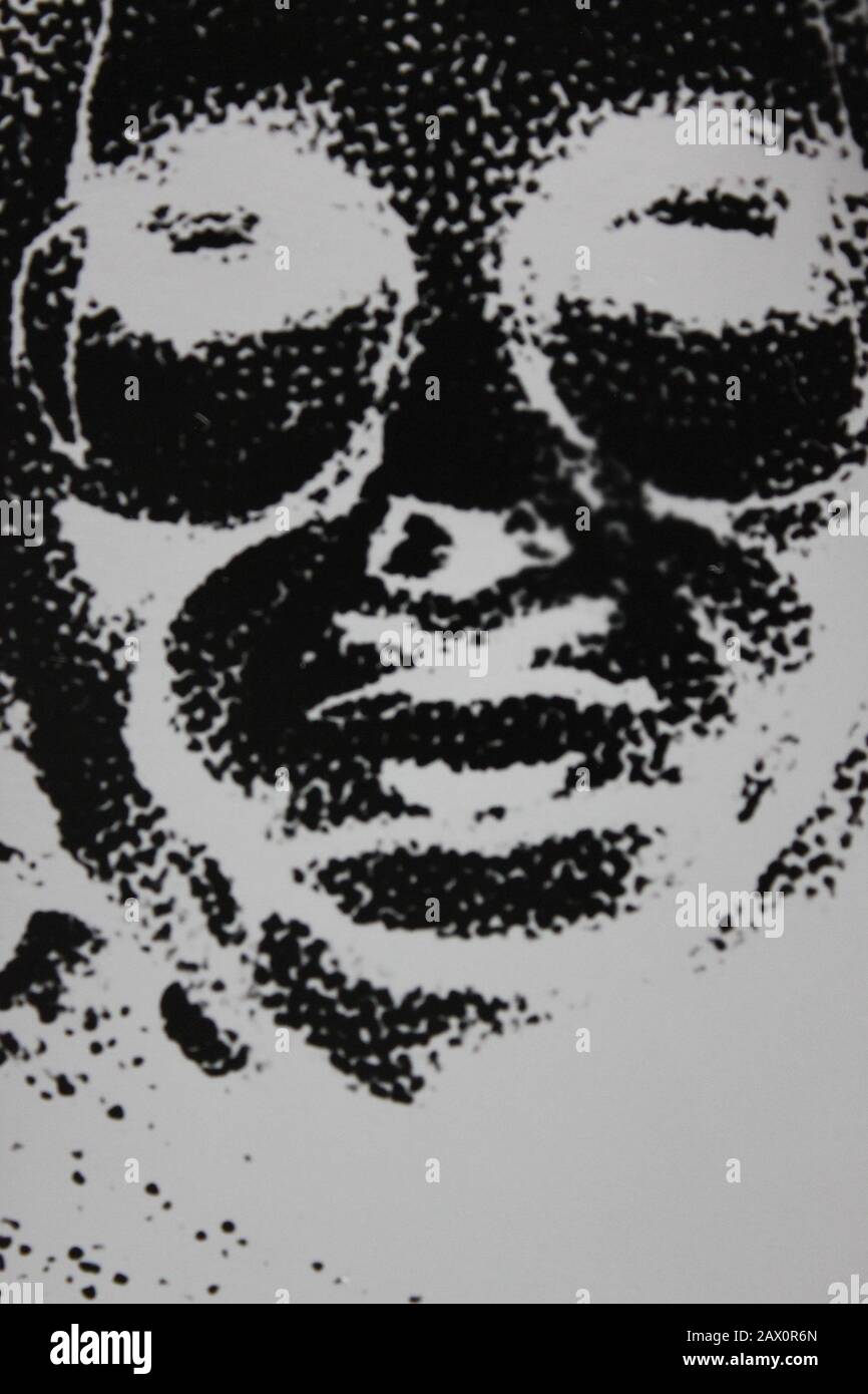 Fine anni '70 in bianco e nero fotografia estrema di un ritratto creativo di una donna pieno volto Foto Stock