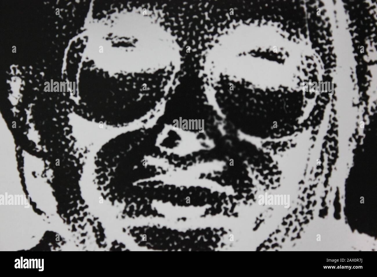 Fine anni '70 in bianco e nero fotografia estrema di un ritratto creativo di una donna pieno volto Foto Stock