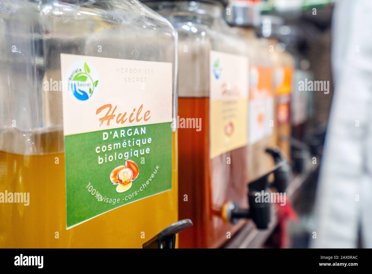 Marrakech, Marocco - 15 gennaio 2020: Varietà di oli argan in negozio nella città vecchia Foto Stock