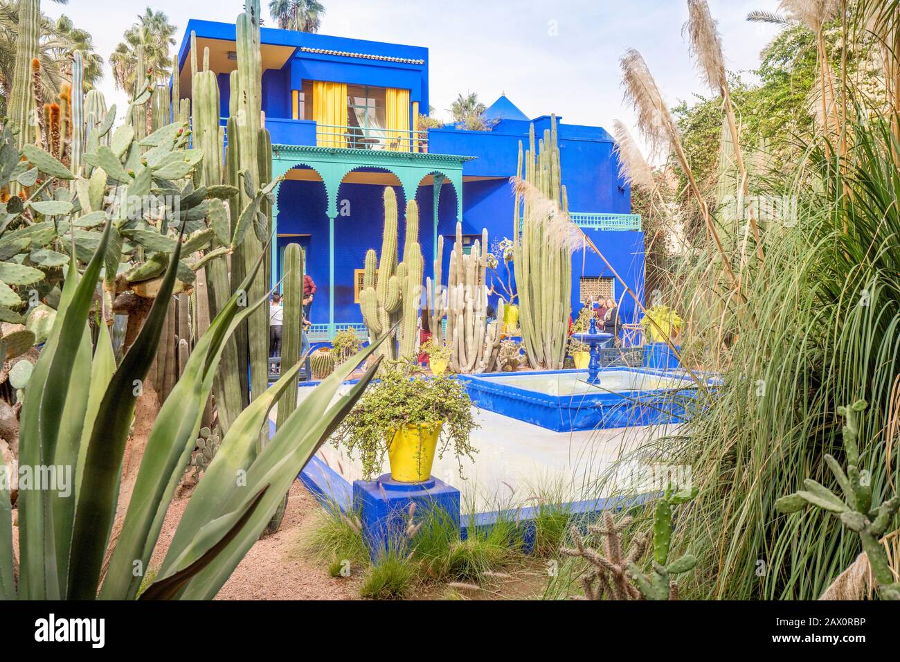 Marrakech, Marocco - 15 gennaio 2020: Casa blu nel bel giardino Majorelle istituito da Yves Saint Laurent a Marrakech, Marocco Foto Stock