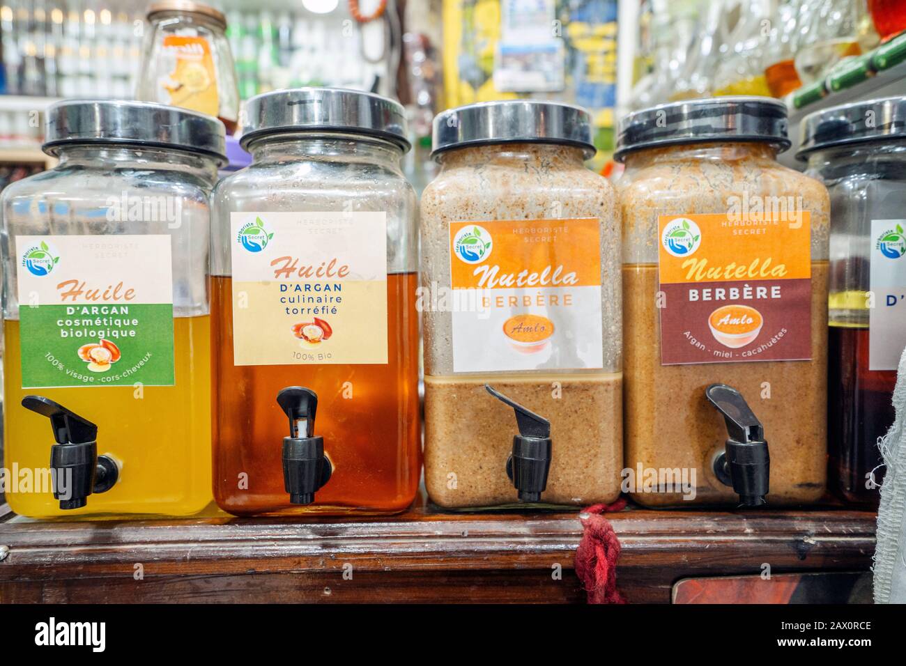 Marrakech, Marocco - 15 gennaio 2020: Varietà di oli argan in negozio nella città vecchia Foto Stock