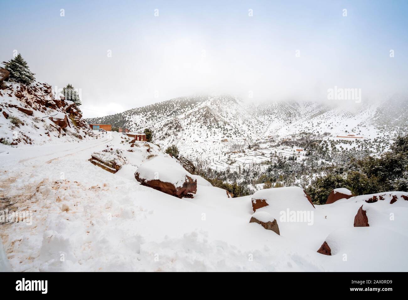 Remoto villaggio berbero dopo la caduta di neve in montagne Atlas, Marocco Foto Stock