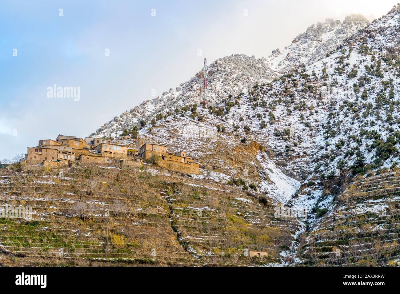 Bel villaggio nella valle di Ourika con campi terrazzati n High Atlas Mountains, Marocco Foto Stock