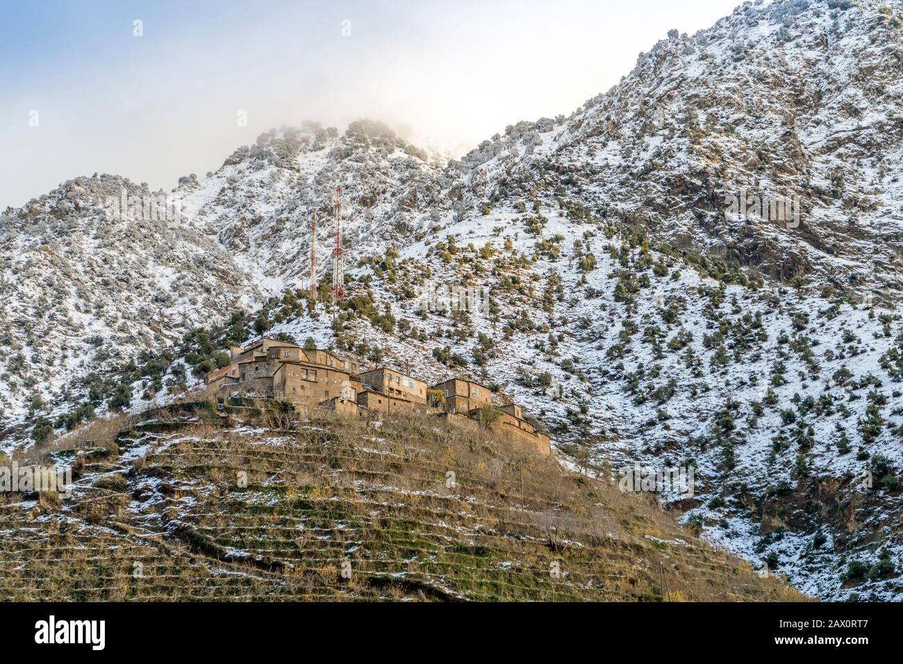 Bellissimo villaggio nella valle di Ourika con campi terrazzati nelle montagne dell'alto Atlante, Marocco Foto Stock