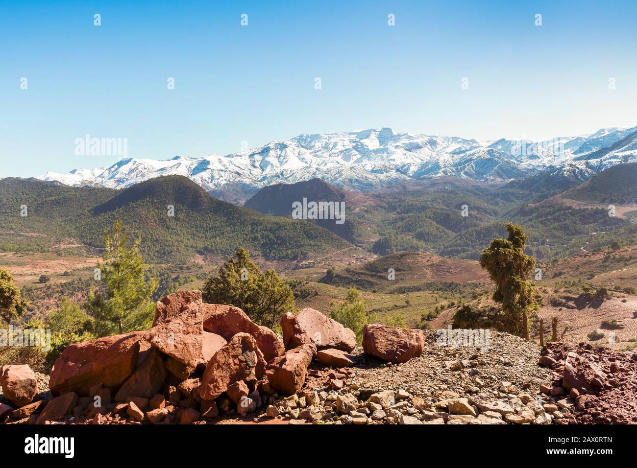Bella valle di Ourika con le montagne dell'Alto Atlante sullo sfondo, Marocco Foto Stock