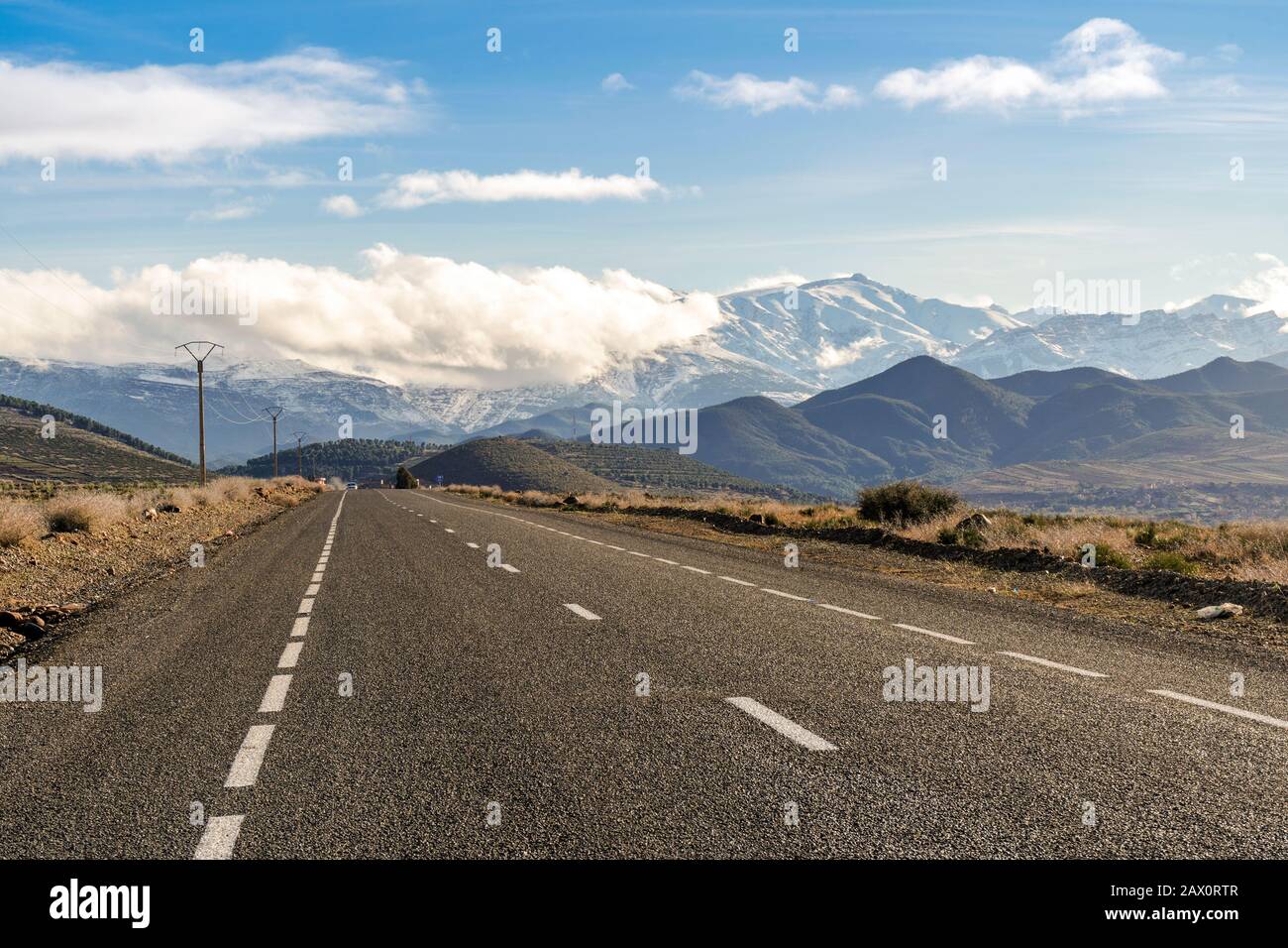 Strada attraverso la valle di Ourika che conduce alle montagne dell'Alto Atlante, Marocco Foto Stock