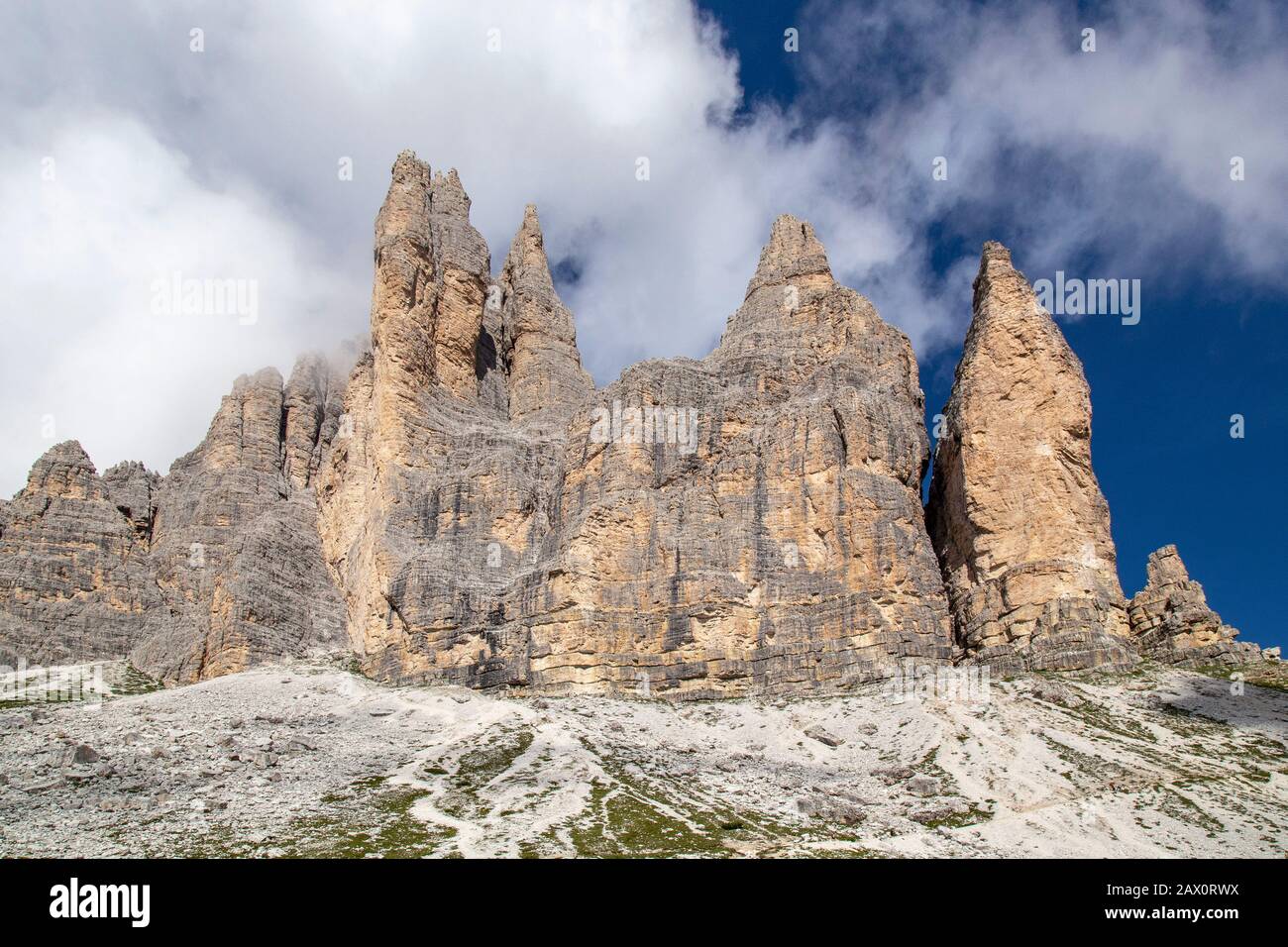 Le Tre Cime di Lavaredo, sono tre picchi distintivi nella forma di merli si trova nelle regioni italiane del Trentino Alto Adige e Veneto Foto Stock